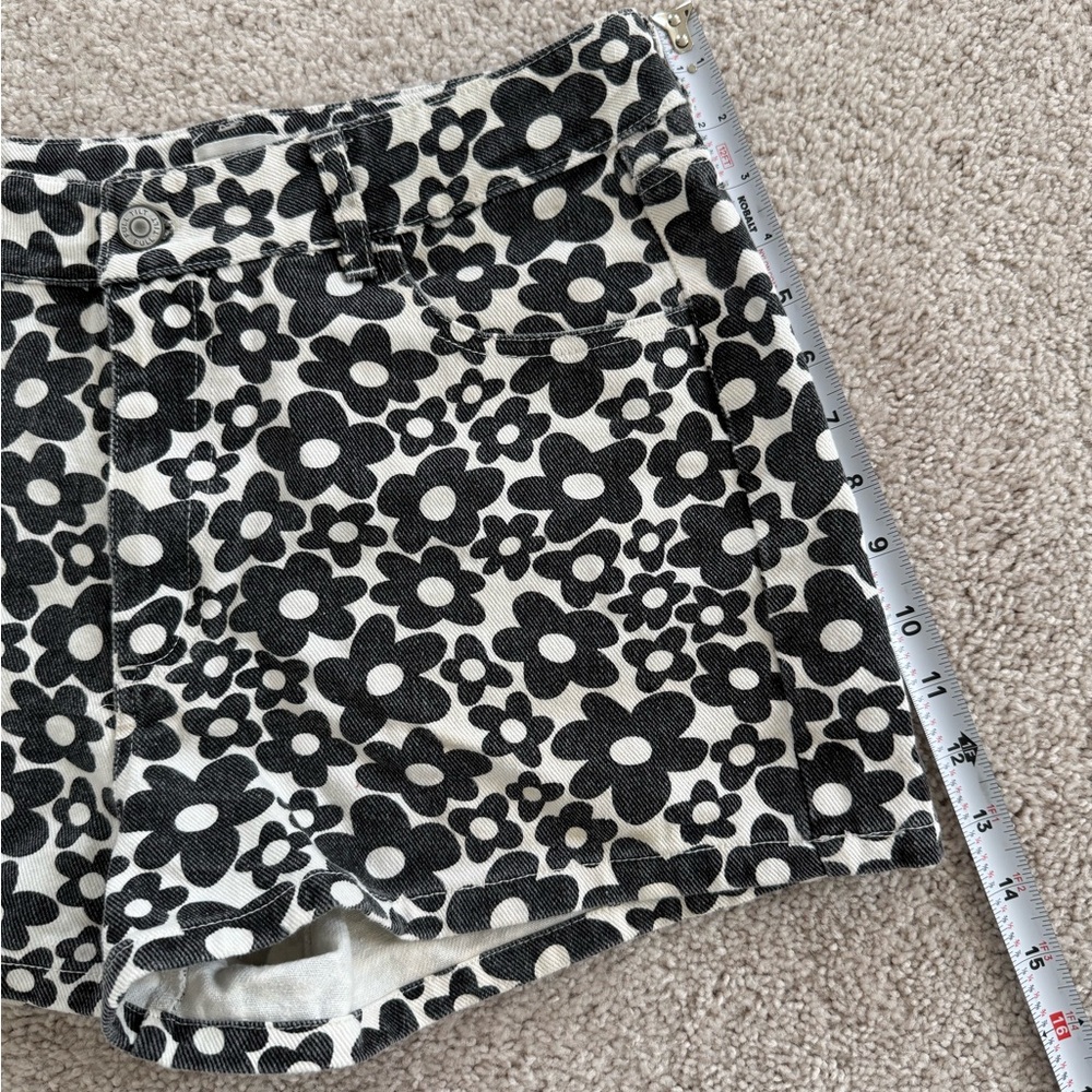 High Rise Black & White Floral Print 100% Cotton Women’s Shorts - Picture 4 of 7